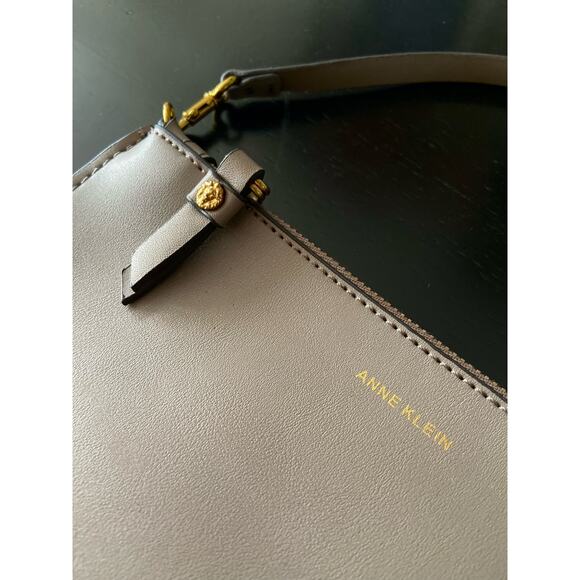 ANNE KLEIN Taupe Faux Leather Wristlet/Handbag sz OS - Picture 2 of 9